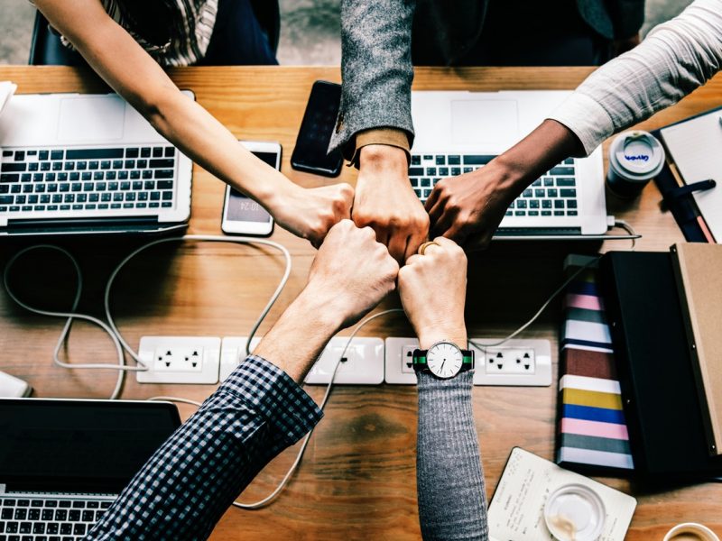 bump-collaboration-colleagues-1068523